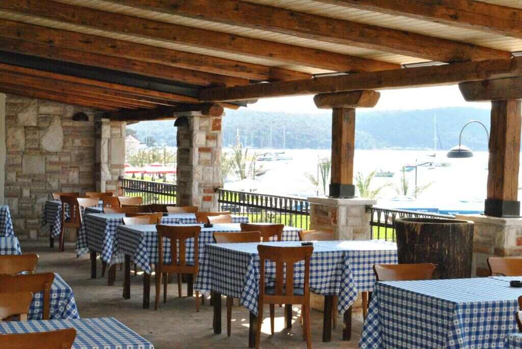 Restaurant terrace by the water in Medulin